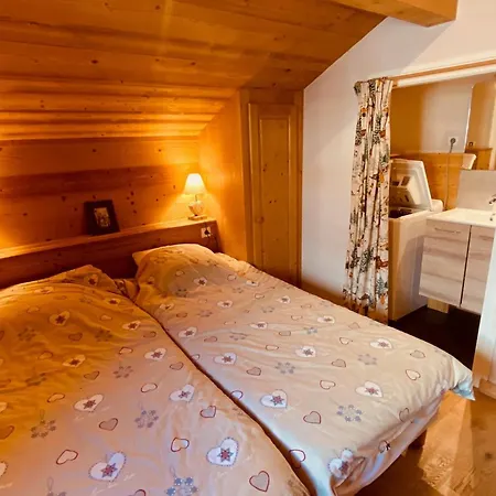Appartement 3 Pieces Savoyard Avec Balcon, Cheminee, Proche Commerces Et Remontees Mecaniques - Fr-1-459-18