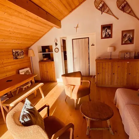 Appartement 3 Pieces Savoyard Avec Balcon, Cheminee, Proche Commerces Et Remontees Mecaniques - Fr-1-459-18 *