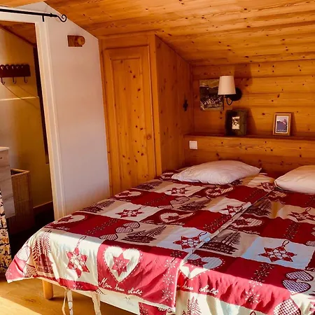 Appartement 3 Pieces Savoyard Avec Balcon, Cheminee, Proche Commerces Et Remontees Mecaniques - Fr-1-459-18